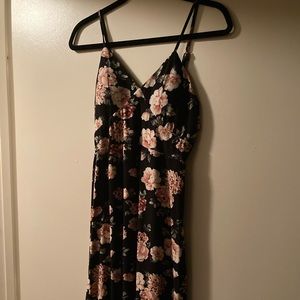 Floral Maxi dress. Size: M $13